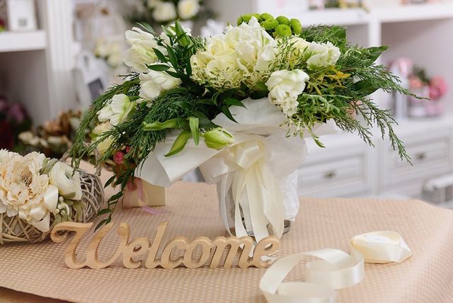 stylish-wedding-flower-bouquet-welcome-sign-640w